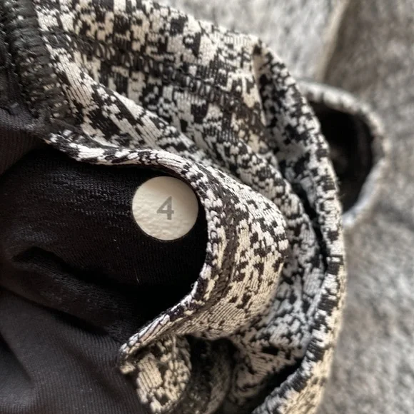 ✨Lululemon Athletica Outrun Tight Sz 4✨ - Picture 7 of 10